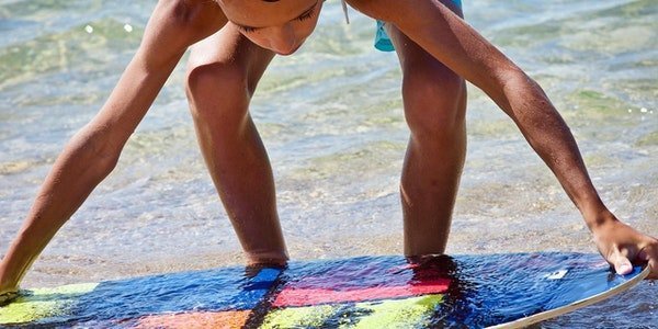 Kinder, die sicher schwimmen können und allgemein gute Fitness haben, können sich im Sommer auch im Surfen versuchen. Gute Bedingungen gibt es im Spätsommer bzw. Herbst beispielsweise an der Nordsee.