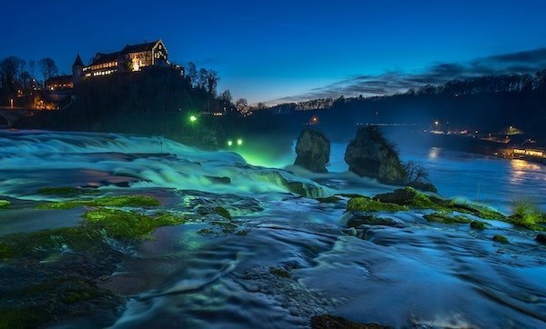 Der Rheinfall bei Nacht mit schöner grüner Beleuchtung.