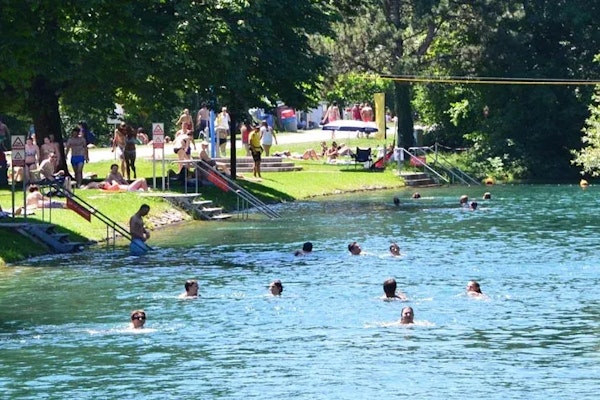 Die Werdinsel des Flussbads Au Höngg in Zürich