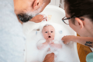 Baby baden: Wie, wann und wie oft Sie Ihr Baby baden sollten