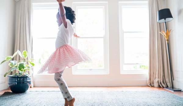 Tanz und Bewegungslieder für Kinder: Hier finden Sie die ultimative Playlist von Familienleben.