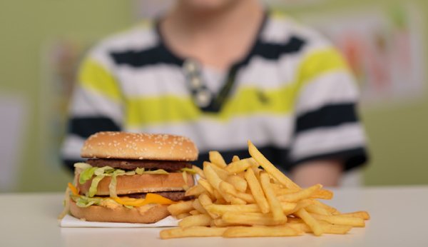 Binge Eating führt bei Kindern zu gesundheitlichen Problemen.