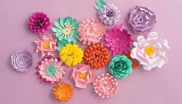 Des fleurs faites maison dans de nombreuses couleurs