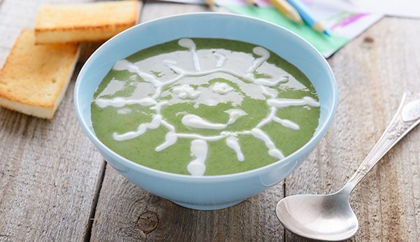 La soupe au brocoli a un goût encore plus fin avec une garniture de crème.