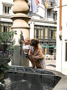Sortir avec des enfants à Zurich lorsqu'il fait chaud? Cela invite à faire des sauts de fontaine.