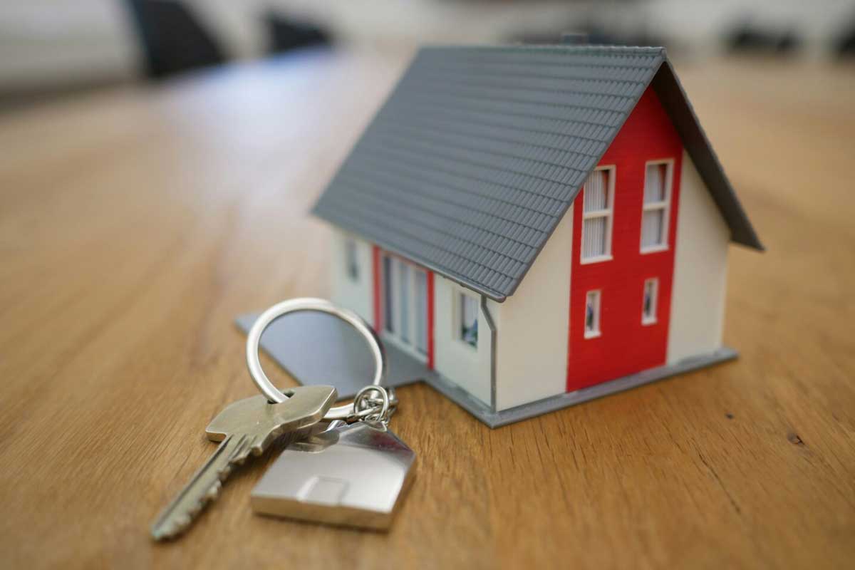 Miniaturhaus mit Schlüssel.