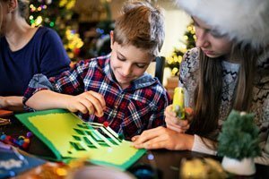 Für den Christbaum: So basteln und sammeln Kinder schöne Weihnachtsdeko 