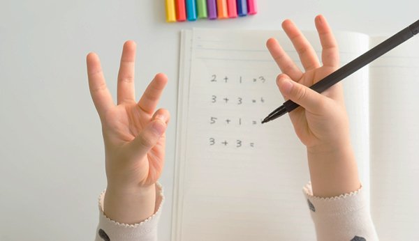 Reconnaître la dyscalculie: Les enfants souffrant de dyscalculie utilisent encore longtemps leurs doigts pour calculer, même à l'école primaire.