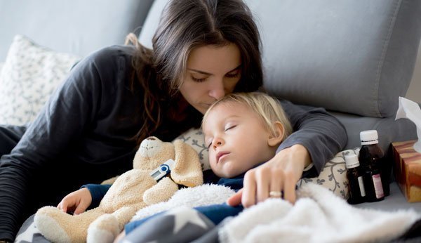 Raffreddore nei bambini: mostriamo quali consigli e rimedi casalinghi aiutano.