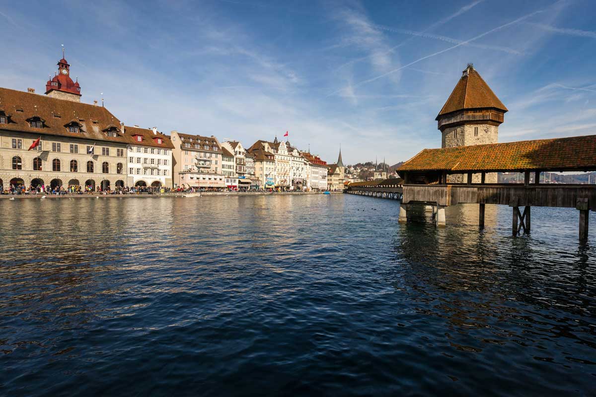 Die Stadt Luzern mit vielen Familien in den Restaurants an der Reuss.