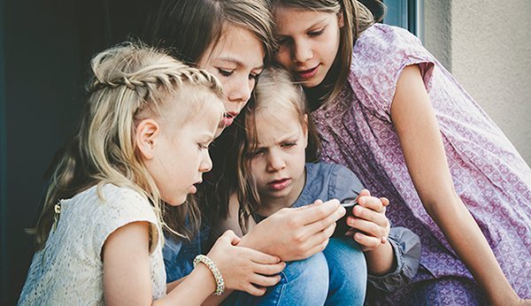 Qu'est-ce que tu fais? Grâce à l'application Google Family Link, les parents peuvent suivre la consommation de médias de leurs enfants.