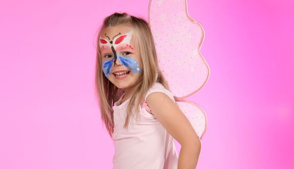 Kinder schminken zur Fasnacht: Schmetterling