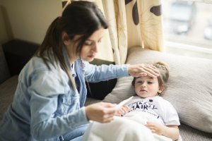 Hohes Fieber beim Kind: Was Sie tun können und wann Sie zum Arzt müssen 