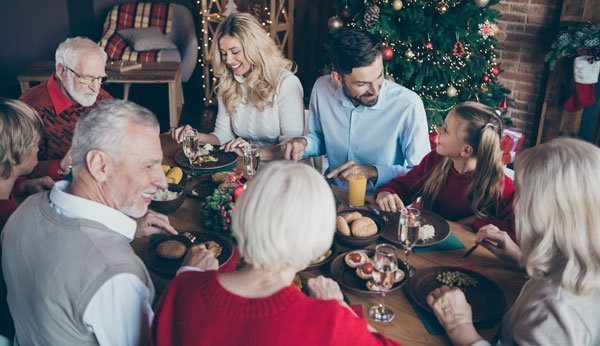 Familienmitglieder sitzen am Tisch für das Weihnachtsessen