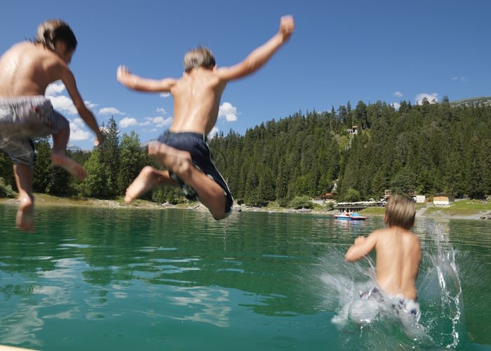 Familienferien in der Schweiz: baden im Caumasee