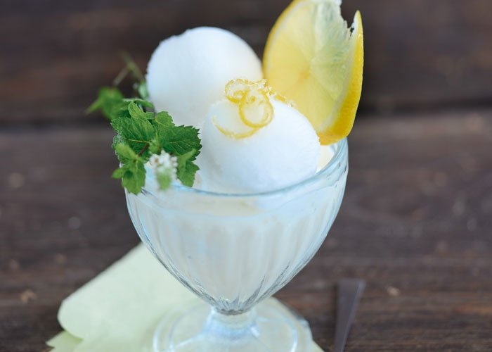 Buttermilch-Shake mit Zitronen-Frozen-Yoghurt