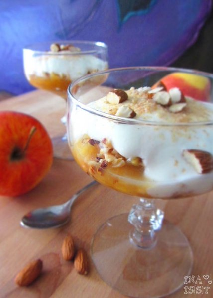 Weizenkeim-Joghurt mit Apfelkompott und Nüssen
