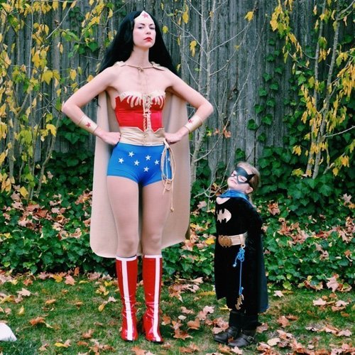Familien Halloween Kostüme: Wonder Woman und Batgirl