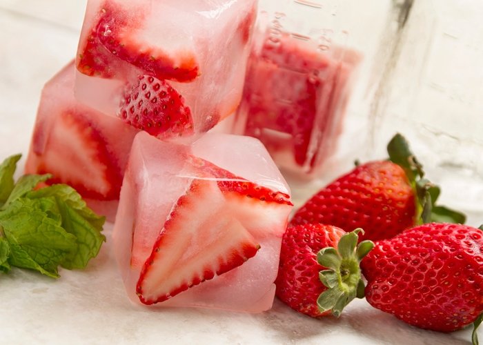 Erdbeeren im Eiswürfel