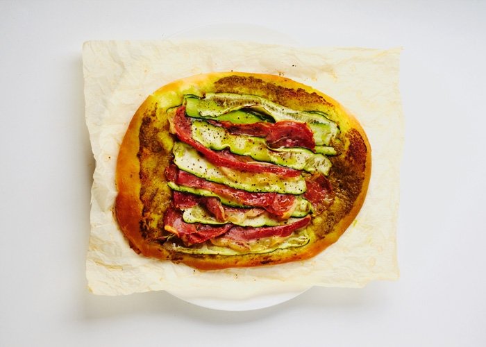 Schnelles Gericht: Pizza mit Zucchini, Schinken und Pesto