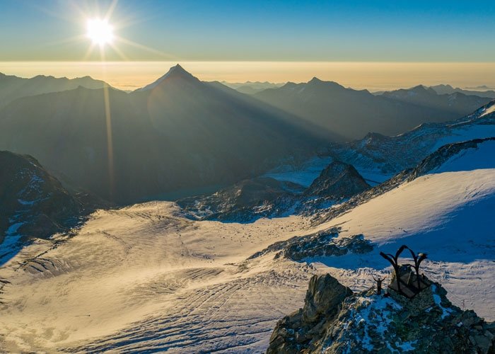 Hier wird der Sommer zum Winter: Der Fee-Gletscher erfreut die Skifahrer