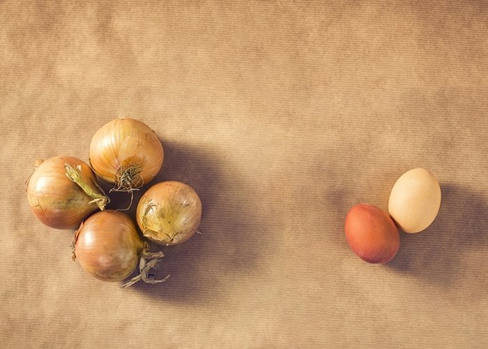 Ostereierfärben mit natürlichen Farben: Orange und Braun