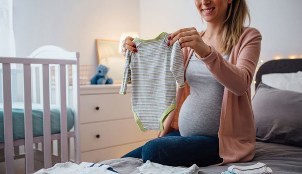 Beim Kauf von Babykleidung müssen Sie darauf achten, dass die Kleidung mitwächst.