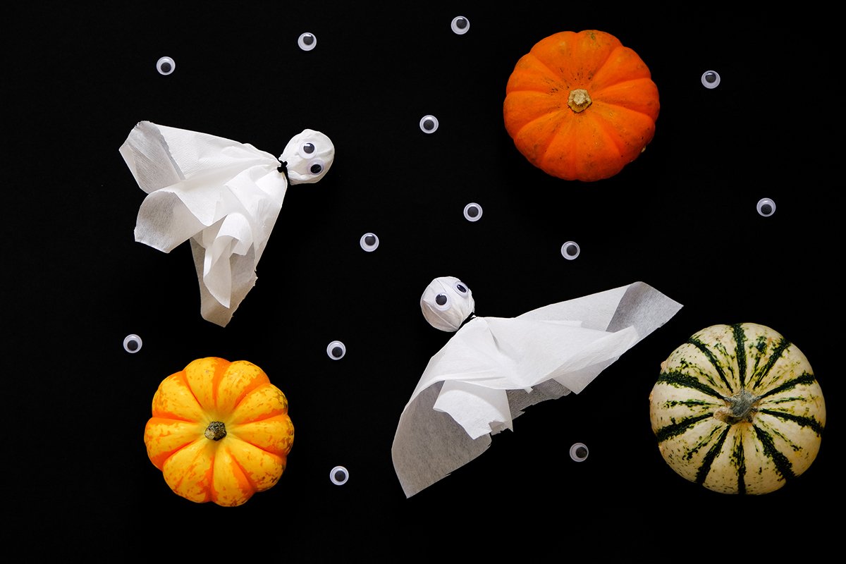 Einfaches DIY-Halloween-Handwerk für Kinder: Papiergeisterwickel