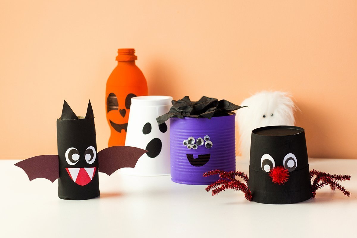 Gruslige Figuren für Halloween aus Petflaschen, Aludosen und weiteren Recycling-Materialien.