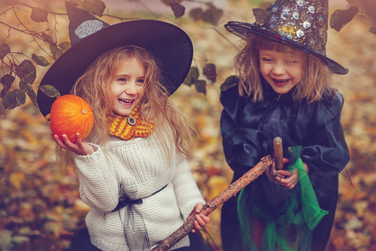 Kleine Mädchen, die an Halloween als Hexe verkleidet sind.