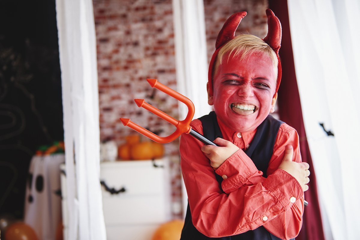 Junge im Teufel-Kostüm für Halloween.