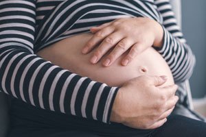 Schwangerschaft: Was tun bei hartem Bauch?