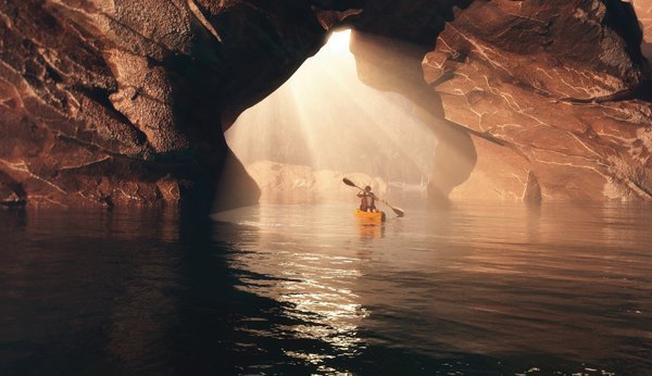 Descubra as cavernas mais bonitas da Suíça na Vida Familiar. Você já esteve na caverna St. Leonhars, por exemplo, onde você pode fazer um passeio de barco no maior lago subterrâneo da Europa.