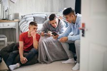 Jugendliche verbringen mehr Zeit am Handy – und mit der Familie 