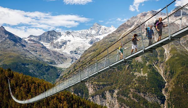 Le pont suspendu le plus long du monde est situé sur le Cervin, près de Zermatt, et est gratuit.