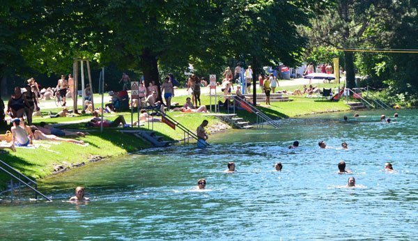 A piscina mais popular para as famílias. O Flussbad Au Höngg em Werdinsel.