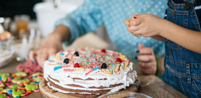 Zwei Kinder backen einen Kuchen oder eine Torte.