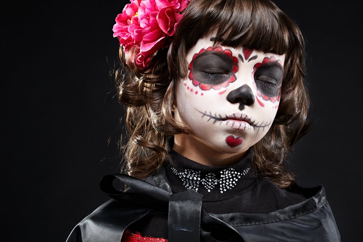 Mädchen mit La Catrina Make up vom Dia de Muertos für Halloween.