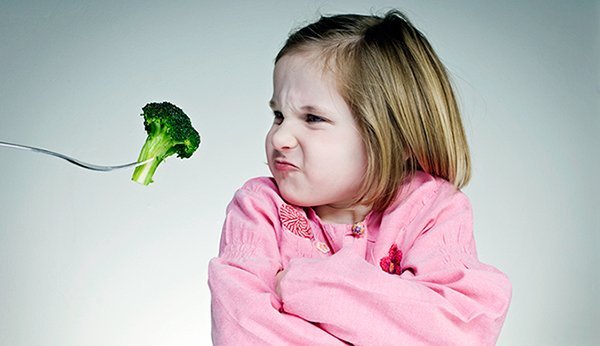 Das Kinder über lange Strecken kein Gemüse essen, ist normal. Was Eltern jetzt am besten tun und vor allem lassen.