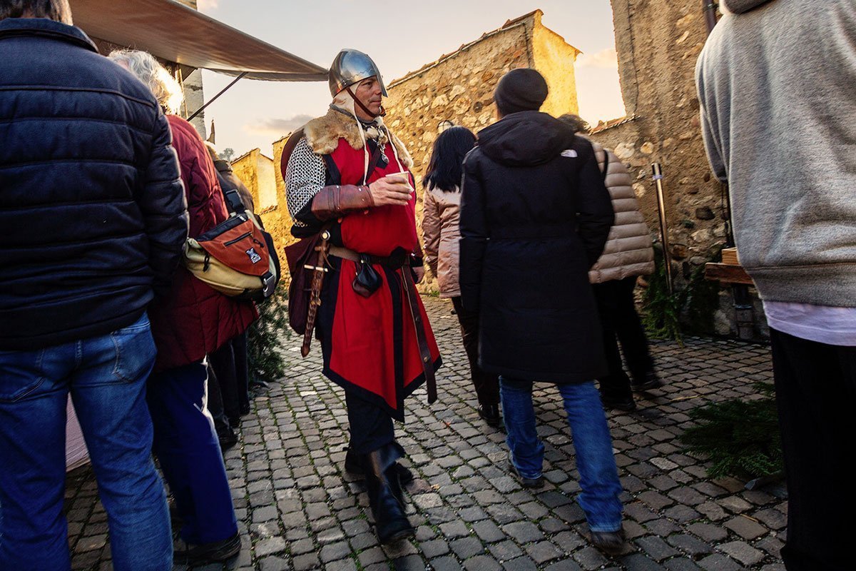 Ein Ritter läuft durch den Mittelalter Weihnachtsmarkt im Schloss Laufen beim Rheinfall.