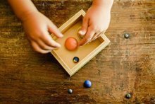 «Hilf mir, es selbst zu tun» Wie der Montessori-Kindergarten die natürliche Kompetenz stärkt