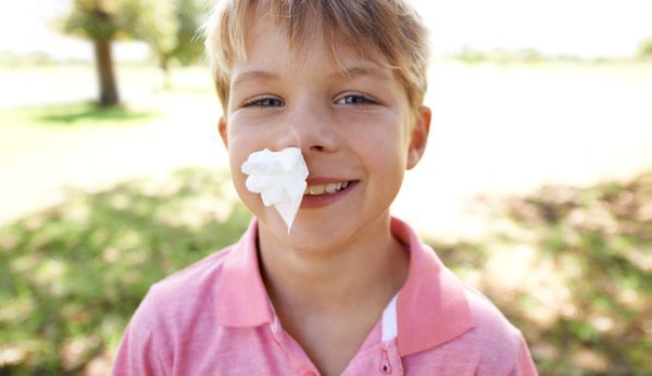 Comment apporter les premiers soins en cas de saignement de nez.
