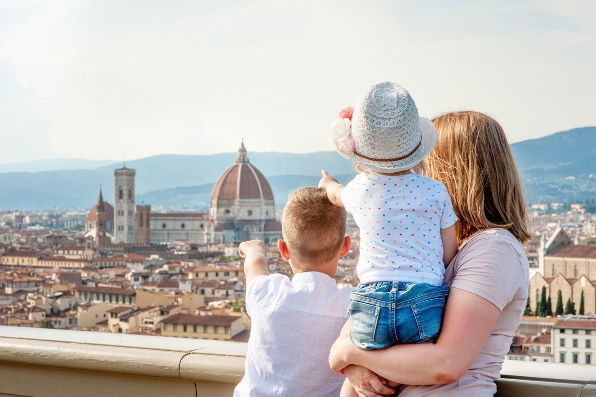 Eine Familie steht auf einer Aussichtsplattform in Rom und schaut sich den Vatikan an.
