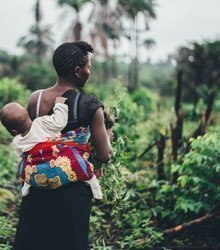 Dans les pays africains, les bébés sont portés près du corps.