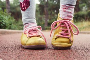 Schuhe binden: Mit diesen Tipps bringen Sie es Ihrem Kind bei