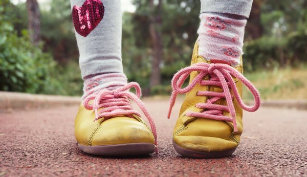 Schuhe binden lernen: So bringen Sie Ihrem Kind die Schleife bei.