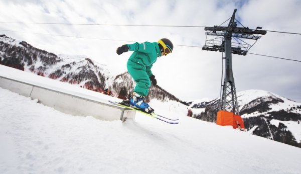 Gegenseitige Rücksichtnahme verhindert Ski- und Snowboard-Unfälle.
