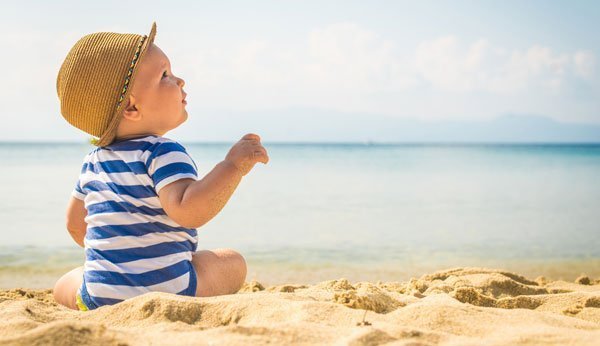 Sonnenallergie kann bei Kindern und Erwachsenen auftreten.