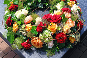 La décoration florale de la tombe doit être commandée pour l'enterrement et la cérémonie.