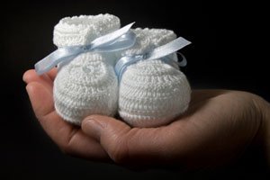 Pour la naissance, il y a des cadeaux pour le bébé comme des chaussures de bébé.